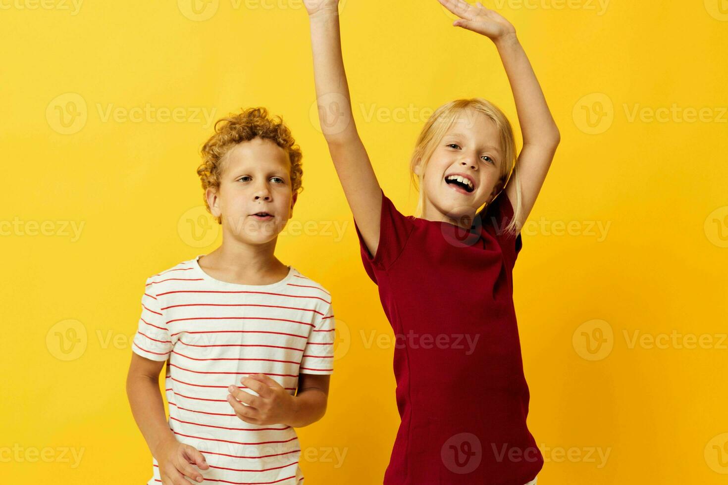 portrait de mignonne les enfants décontractée porter Jeux amusement ensemble sur coloré Contexte photo