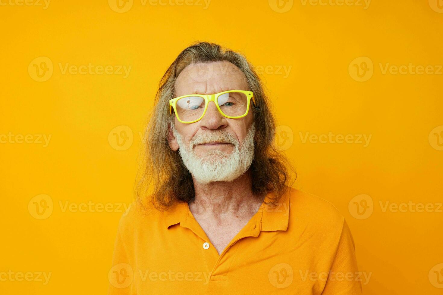 photo de retraité vieux homme Jaune T-shirt et des lunettes posant en forme de coeur boîte Jaune Contexte