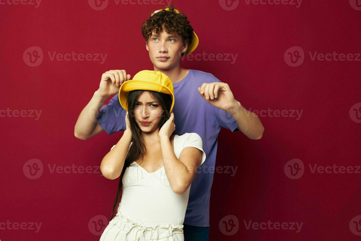 agréable gars et fille dans coloré t-shirts élégant vêtements Chapeaux isolé Contexte photo