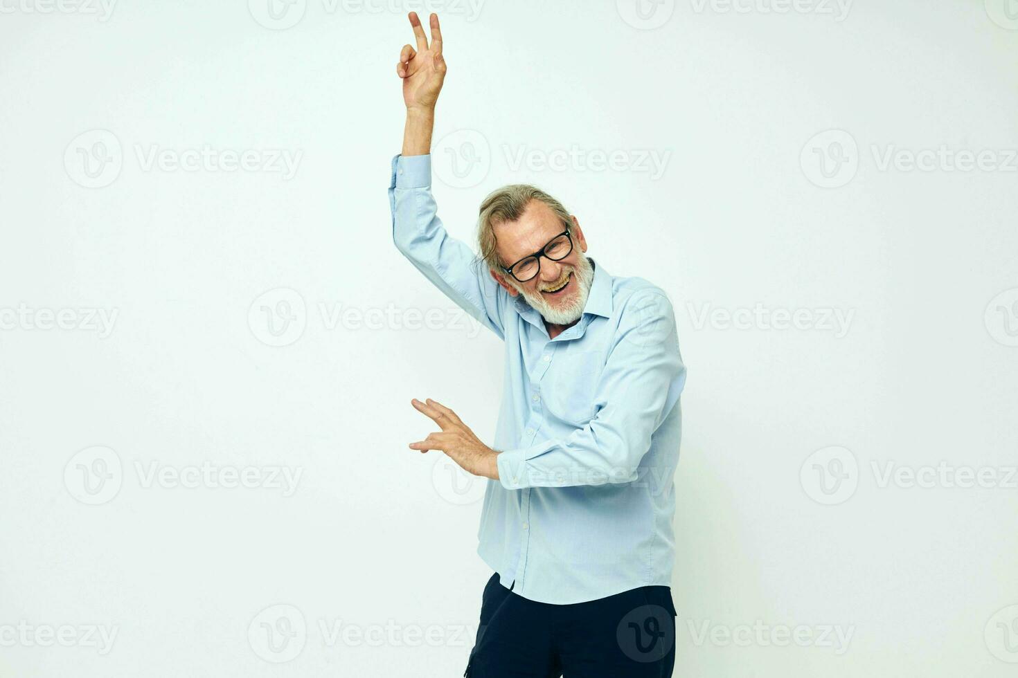 portrait personnes âgées homme dans chemise et des lunettes posant émotions isolé Contexte photo