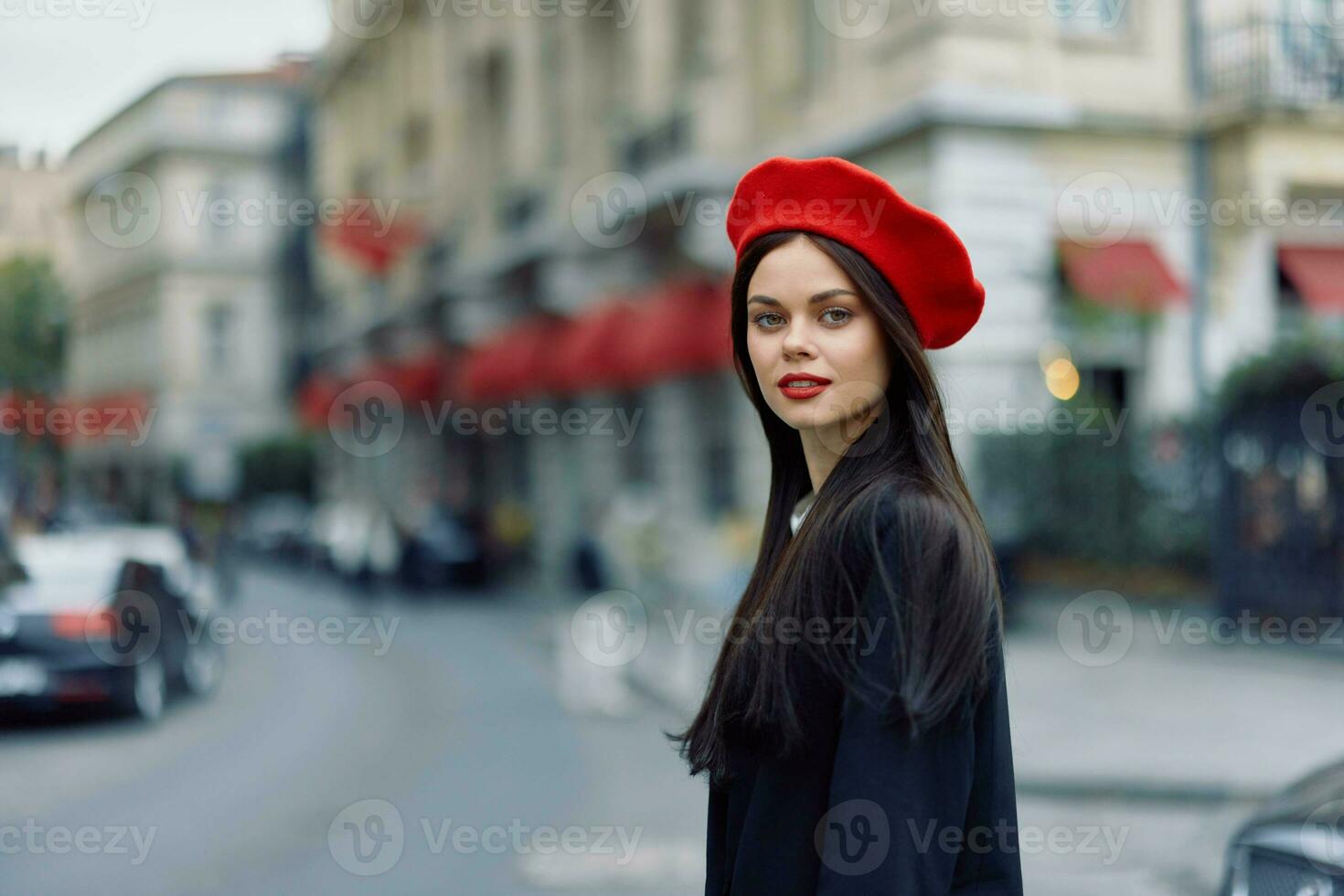 mode femme portrait beauté permanent sur le rue dans de face de le ville dans élégant vêtements avec rouge lèvres et rouge béret, voyage, cinématique couleur, rétro ancien style, Urbain mode mode de vie. photo