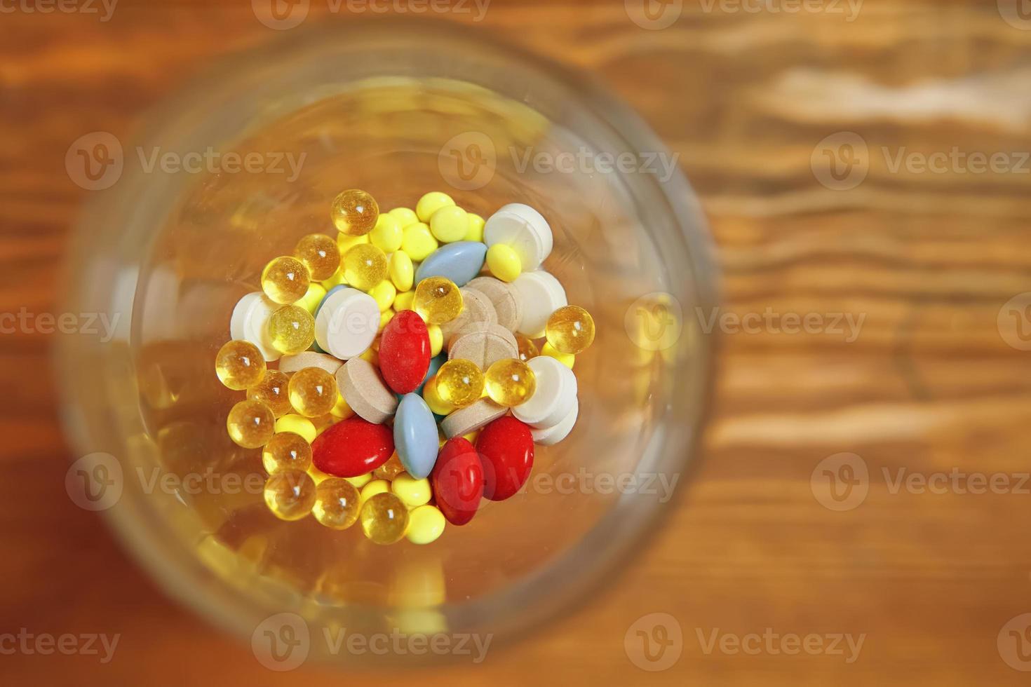 vue de dessus du verre avec des vitamines et des pilules à l'intérieur photo
