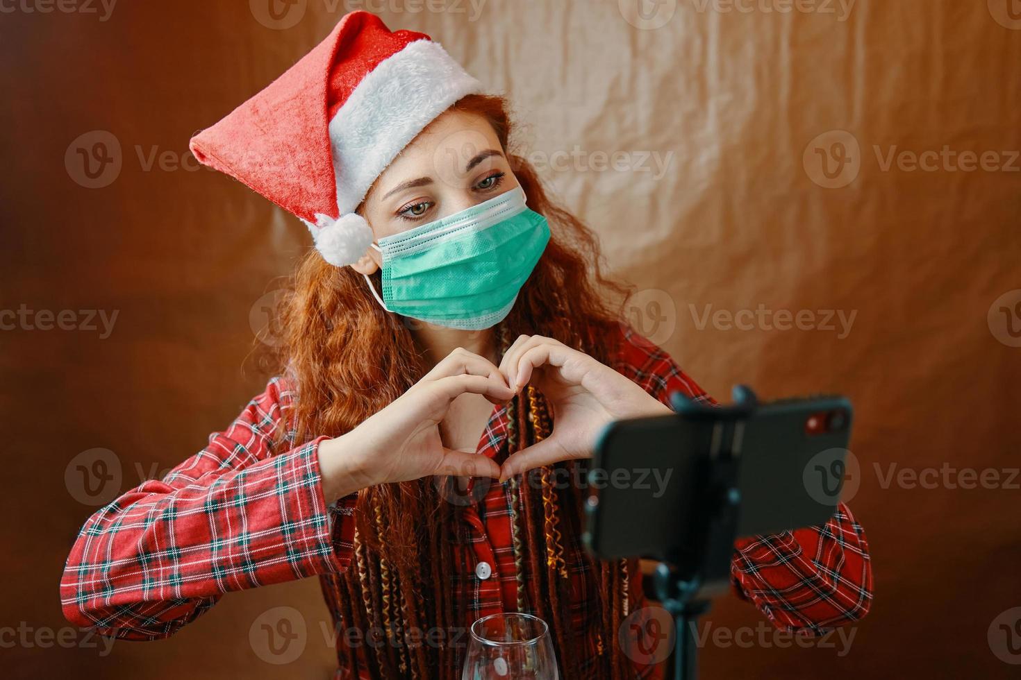 appel vidéo de noël avec le symbole de l'amour à la main photo