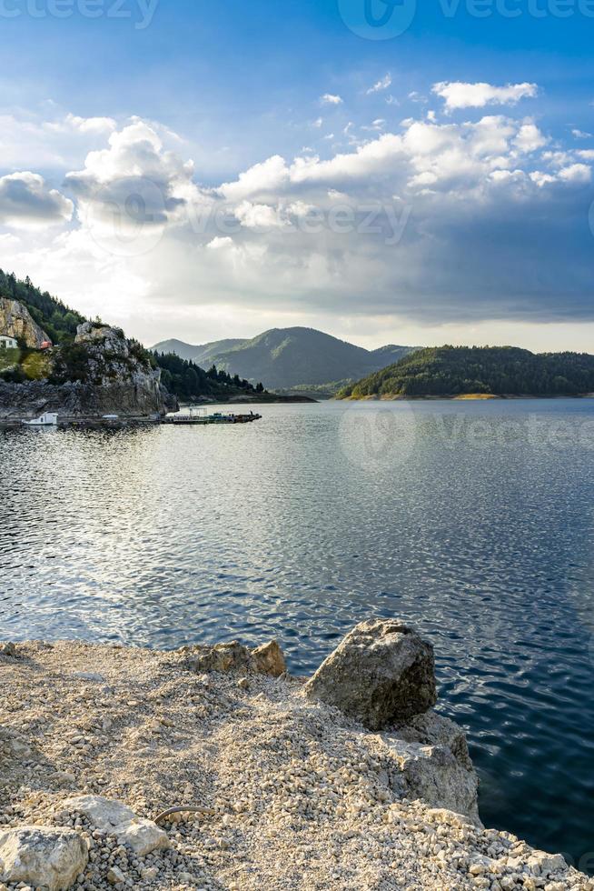 Lac Zaovine en Serbie photo