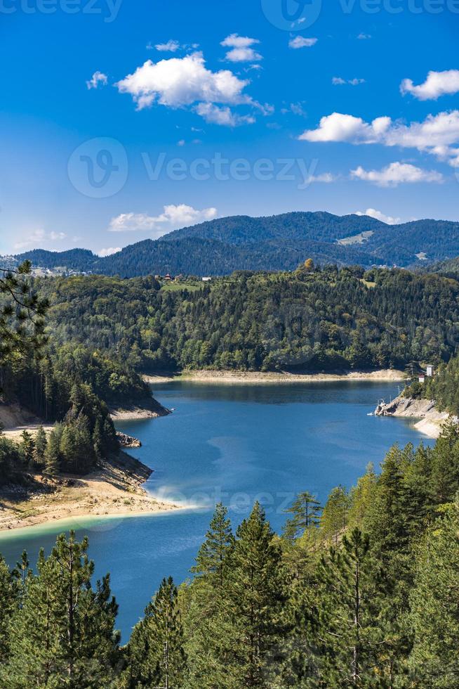 Lac Zaovine en Serbie photo