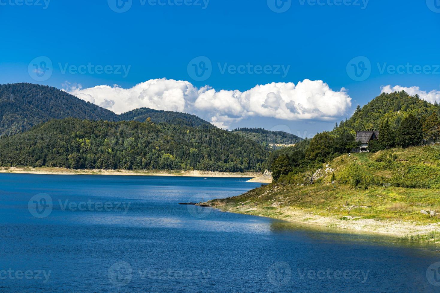 Lac Zaovine en Serbie photo