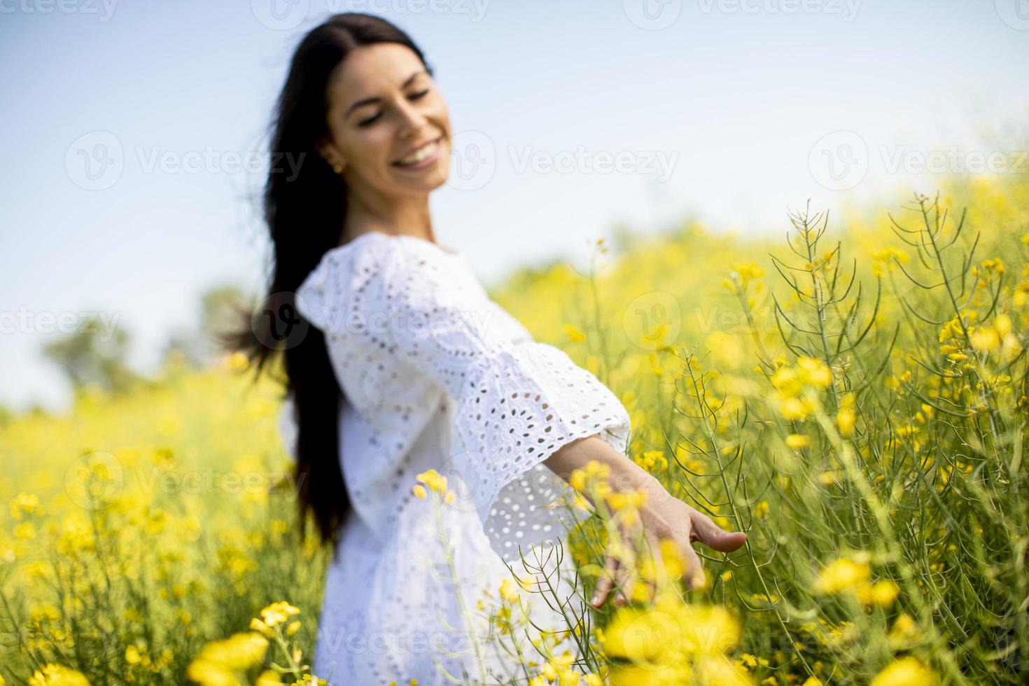 jeune femme dans le champ de colza photo