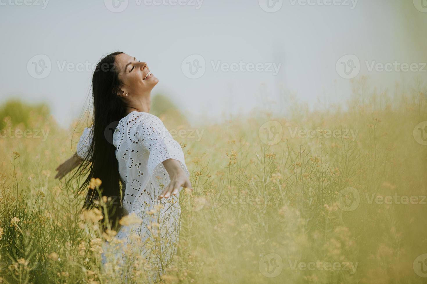 jeune femme dans le champ de colza photo