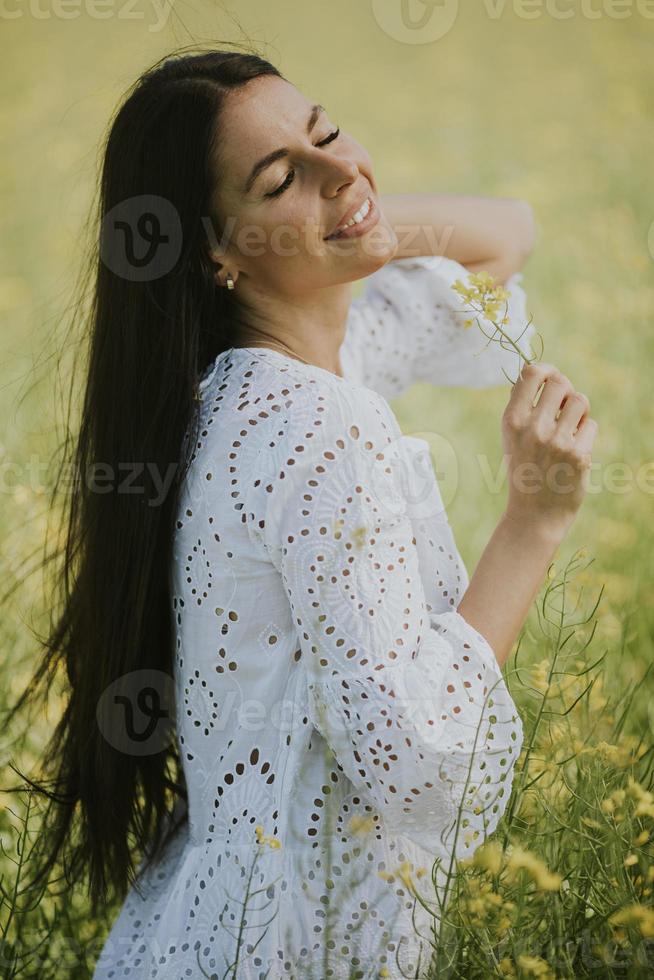 jeune femme dans le champ de colza photo