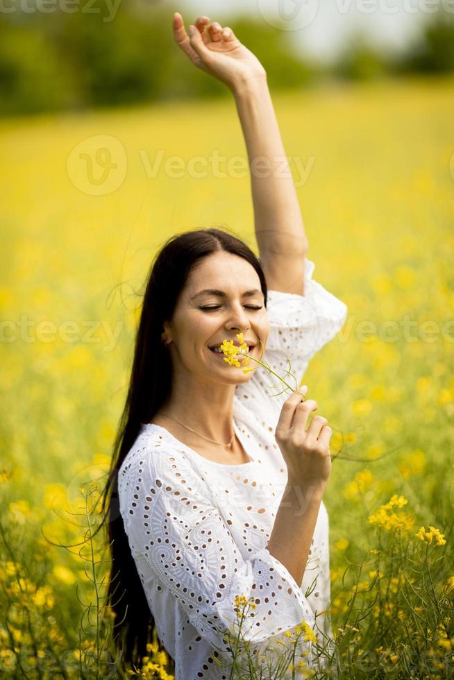 jeune femme dans le champ de colza photo