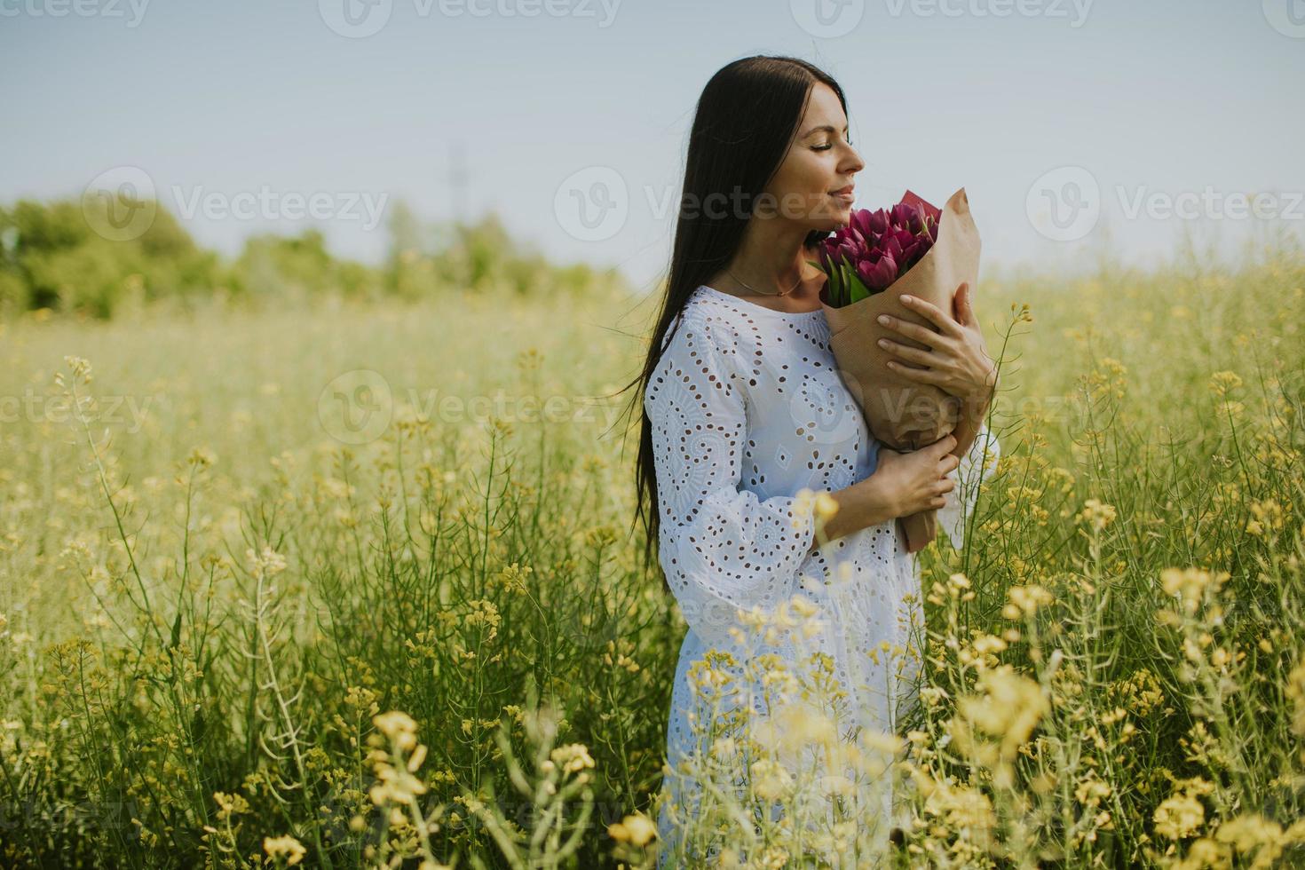 jeune femme dans le champ de colza photo