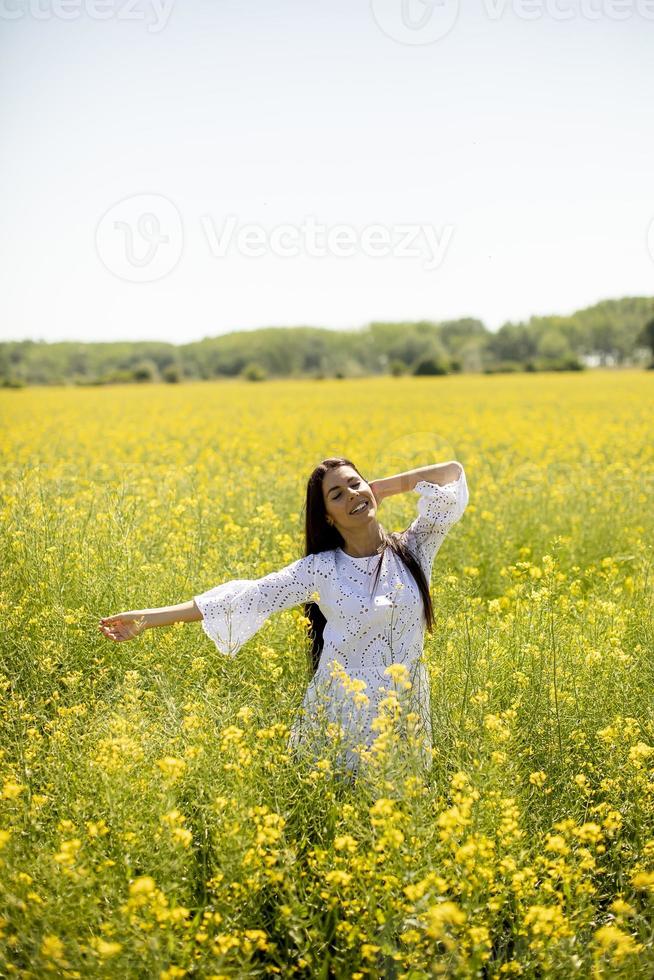 jeune femme dans le champ de colza photo