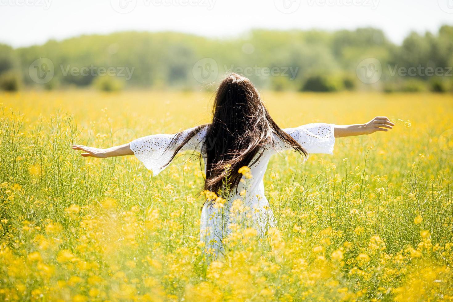 jeune femme dans le champ de colza photo