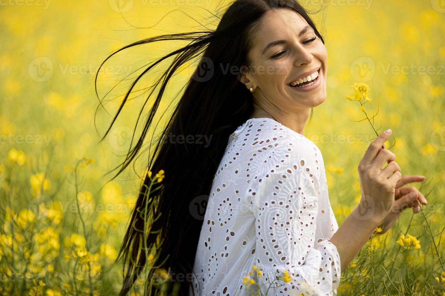 jeune femme dans le champ de colza photo