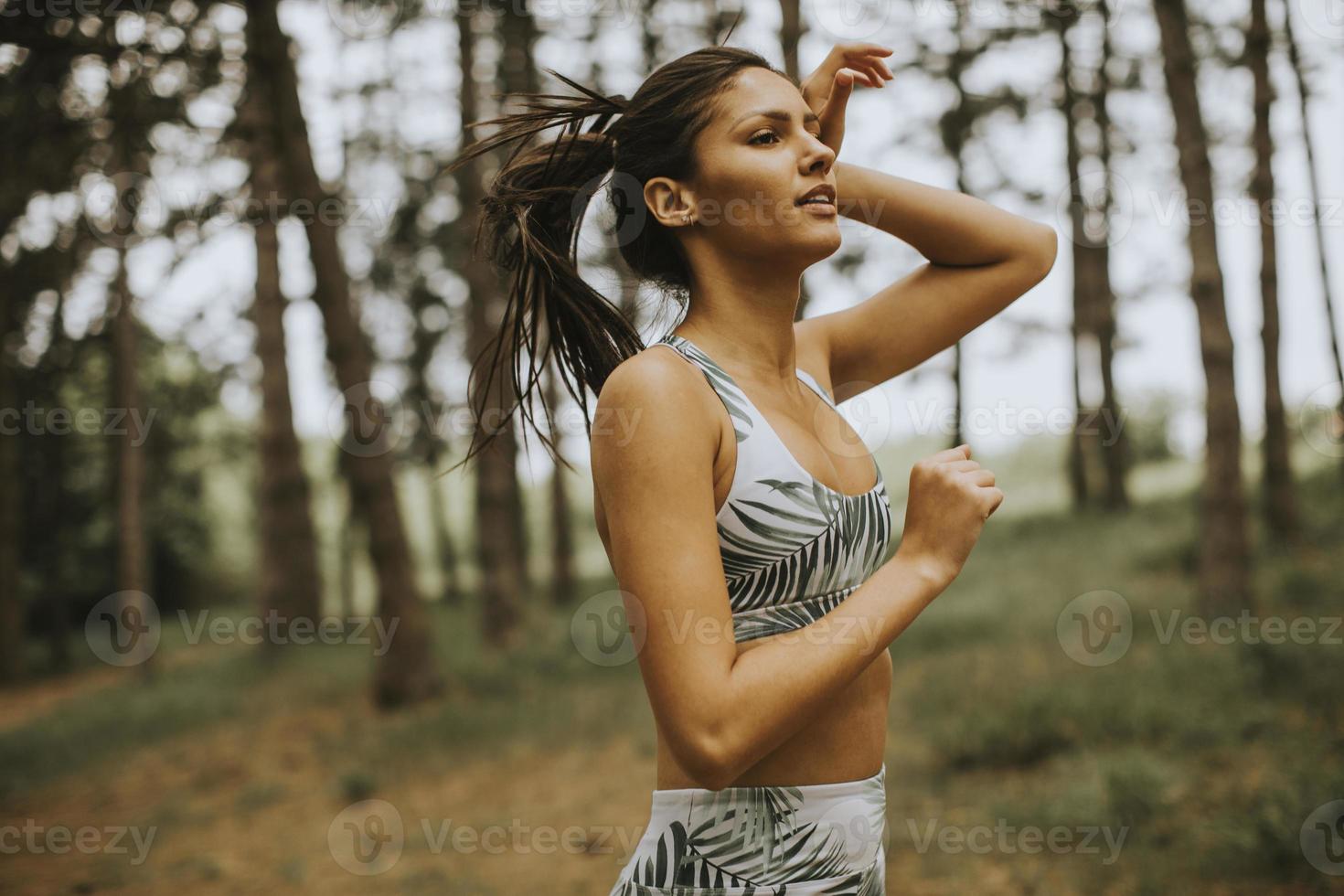 jeune, fitness, femme, courant, forêt, piste photo