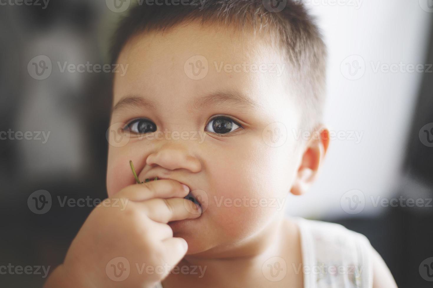 un enfant mignon prend une bouchée de fraise photo