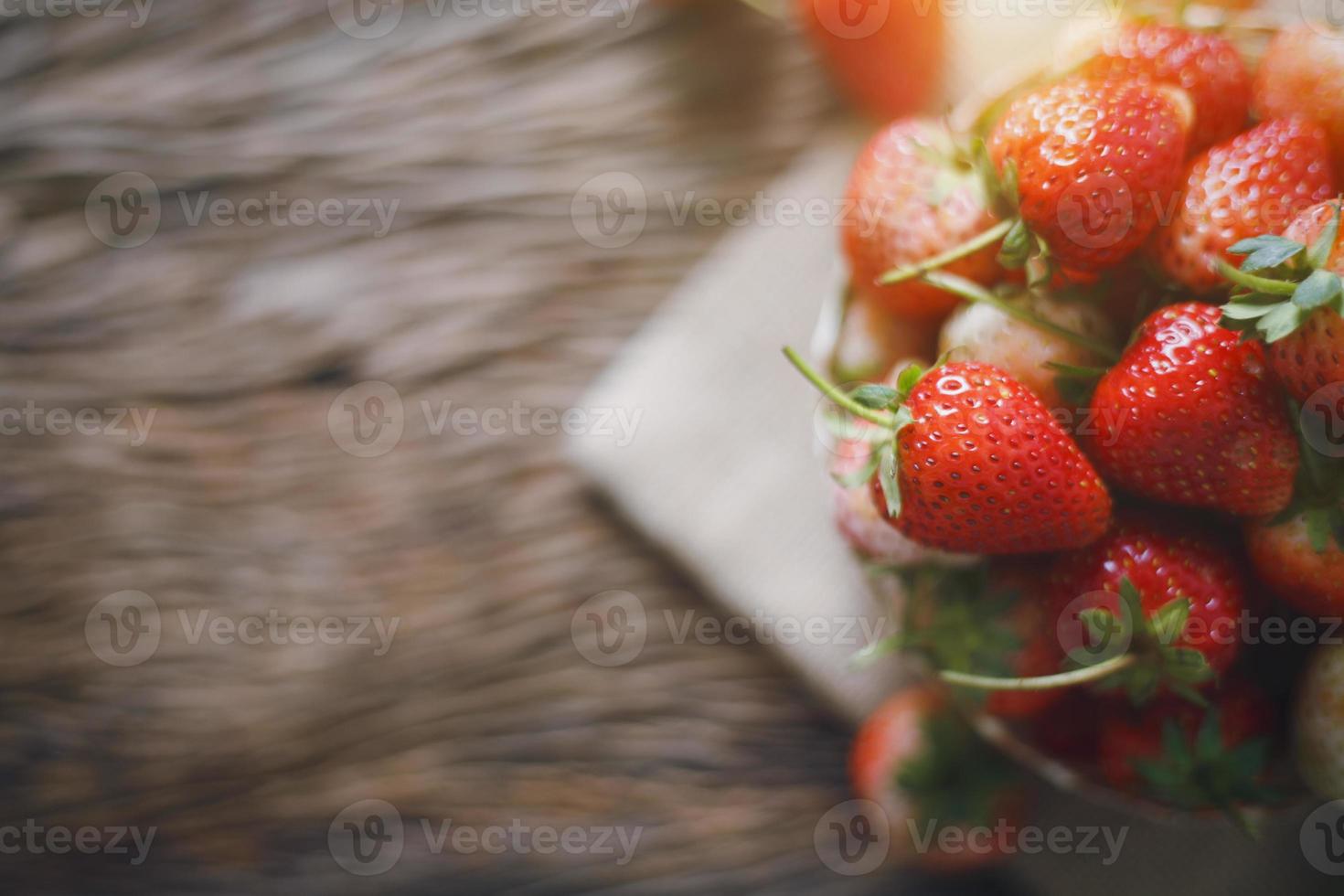 fraise fraîche sur bois photo