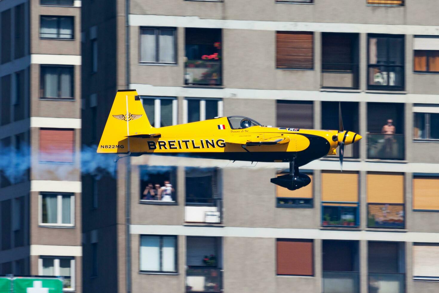 François le voter avec n822mg zivko bord 540 en volant plus de Danube rivière dans Budapest centre ville à rouge taureau air course 2015 photo