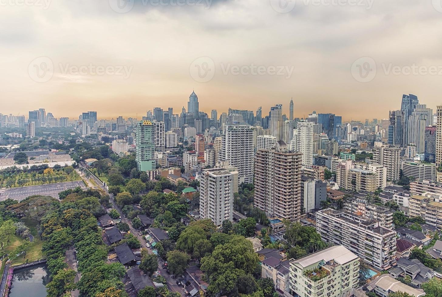 panorama de la ville de bangkok le soir photo