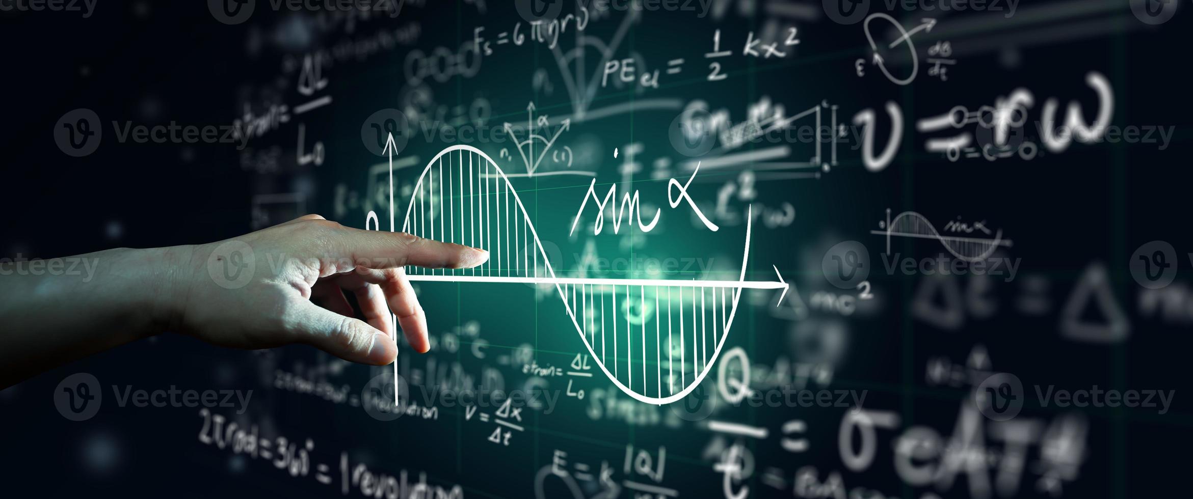 main sur la formule scientifique et l'équation mathématique résumé tableau noir arrière-plan éducation mathématique ou chimie concept d'intelligence artificielle photo