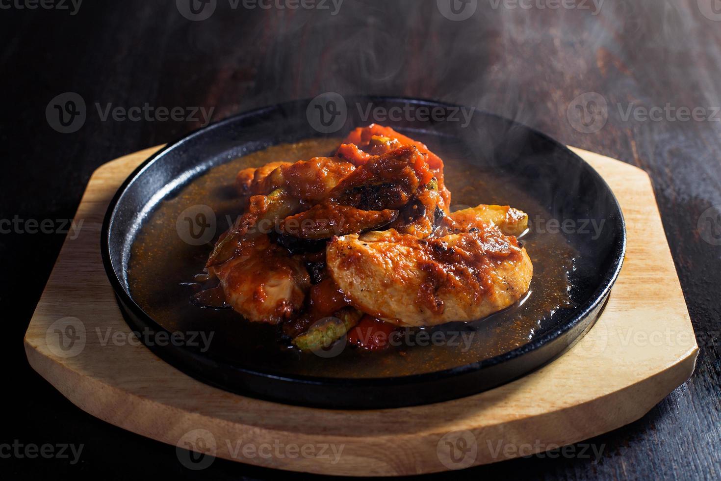 fajitos, viande dans une poêle à frire avec feu sur un plateau en bois, belle portion, fond sombre photo
