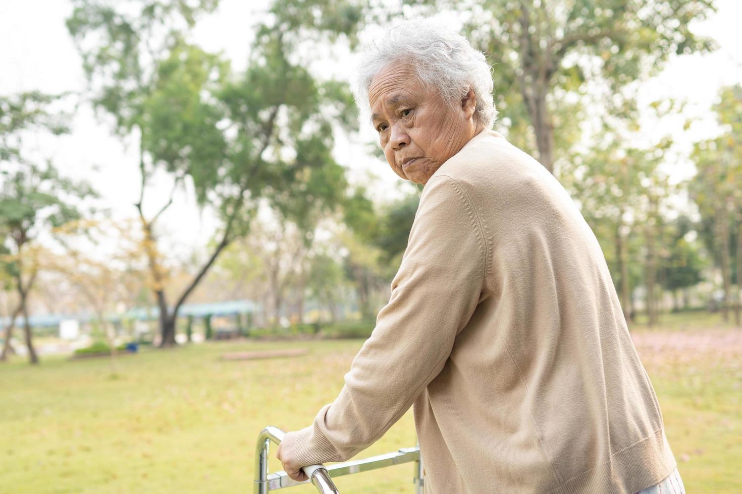 Asiatique senior ou vieille dame femme patiente marche avec marcheur dans le parc avec espace de copie photo