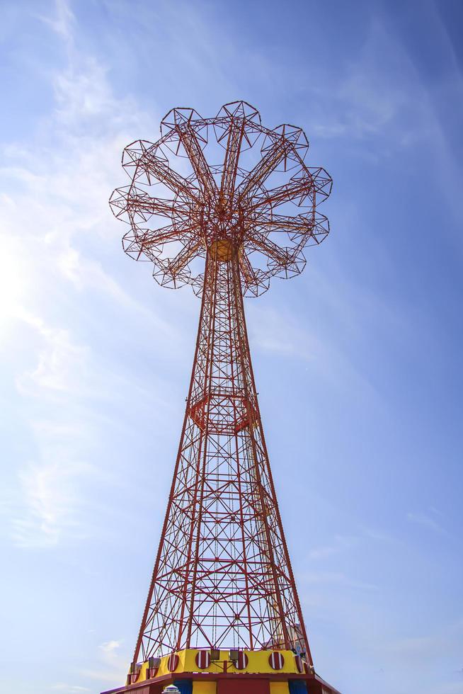 Balançoire de parc d'attractions rouge à un carnaval en été photo