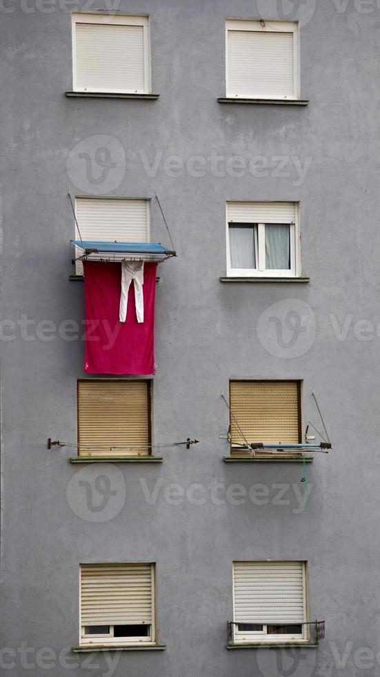 fenêtre sur la façade grise de la maison photo