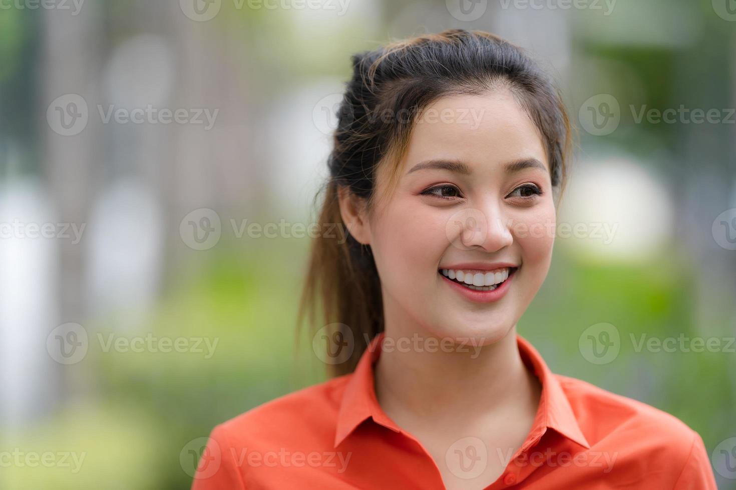 portrait en plein air d'une jeune femme heureuse photo