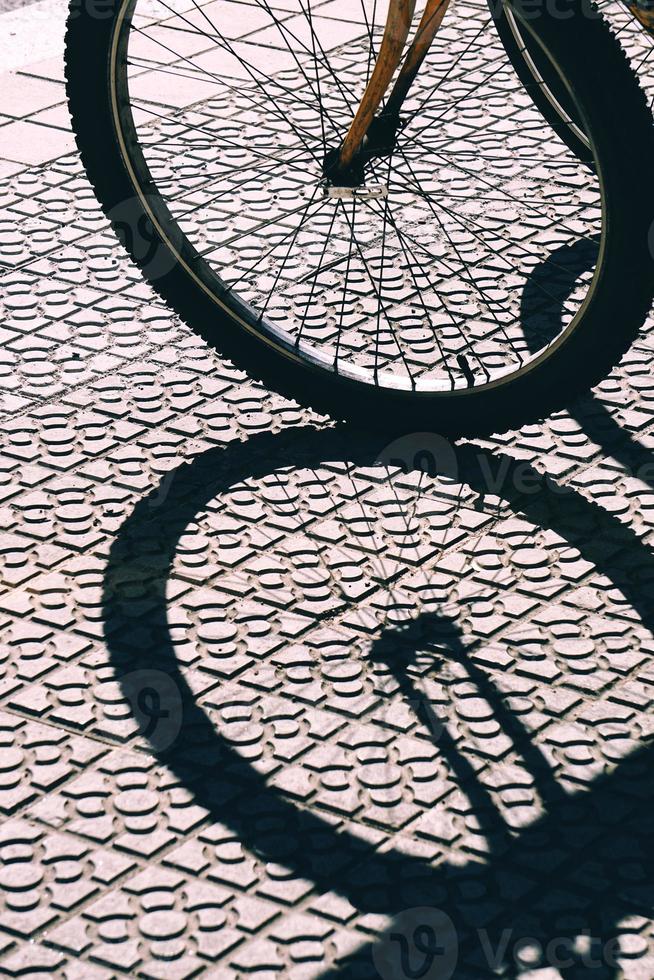 roue de vélo dans la rue photo