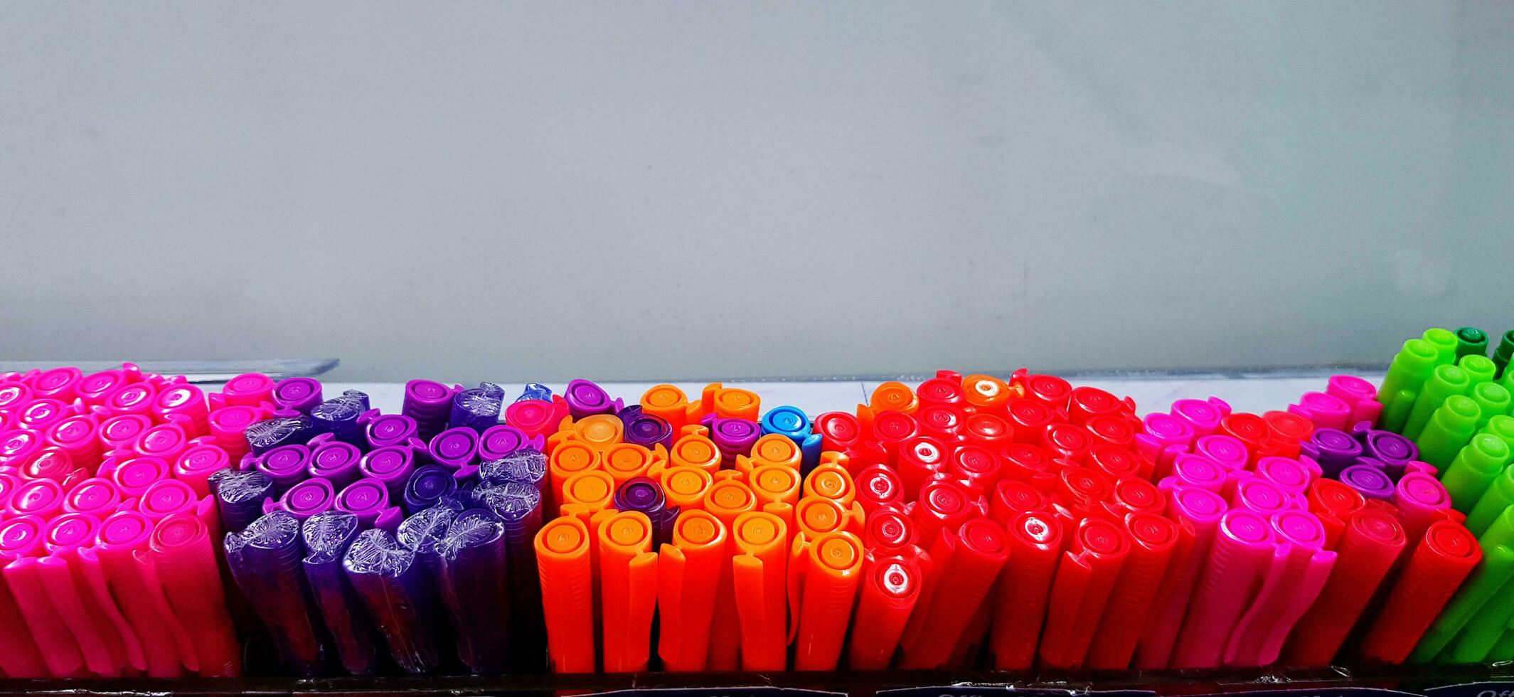 coloré groupe de stylo sur étagère pour vente avec au dessus copie espace à papeterie. photo
