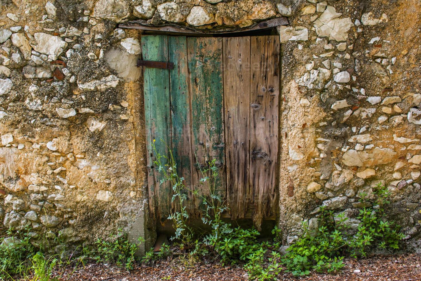 petite porte en bois photo