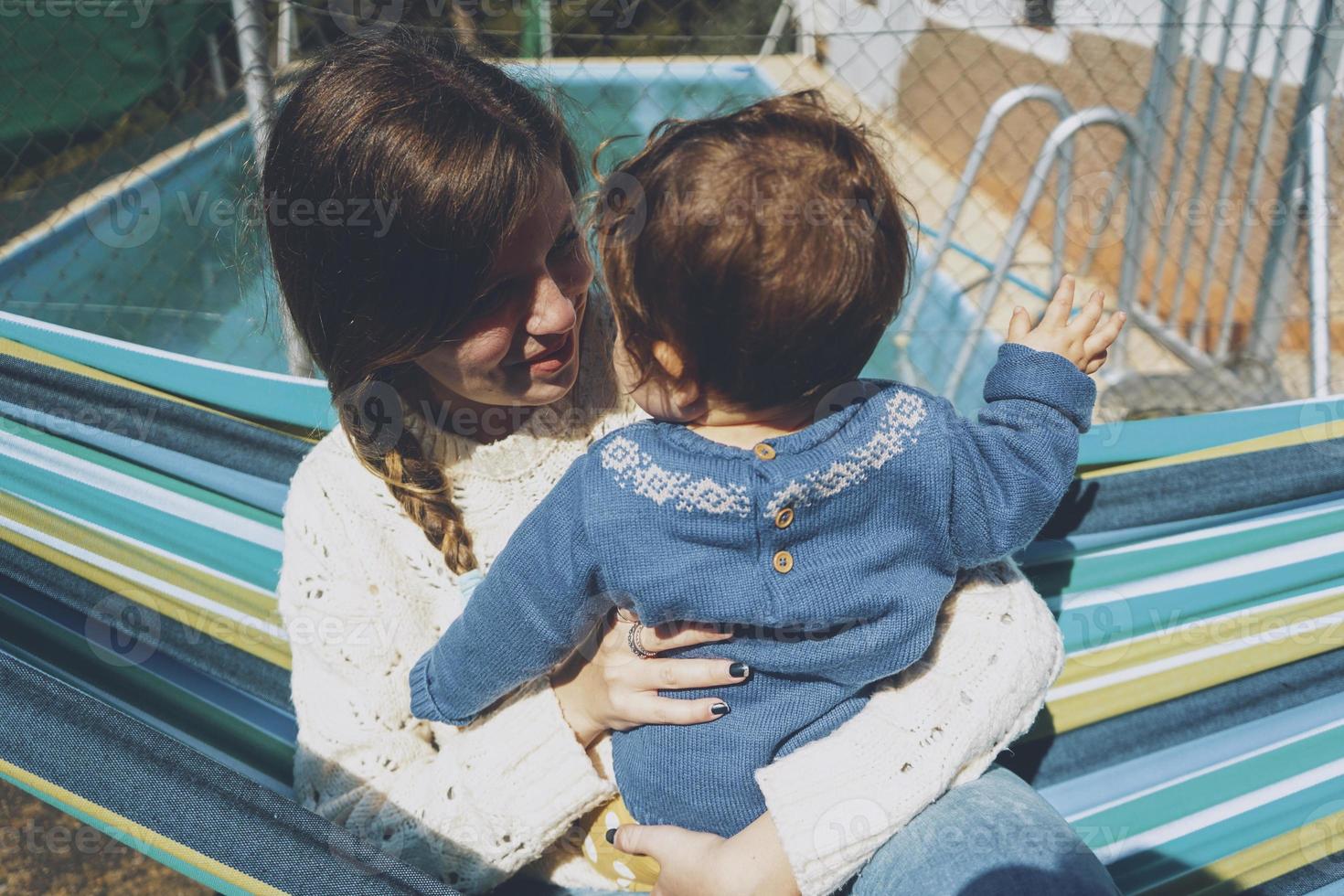 image sur la vraie maternité d'une jeune maman étreignant son bébé photo