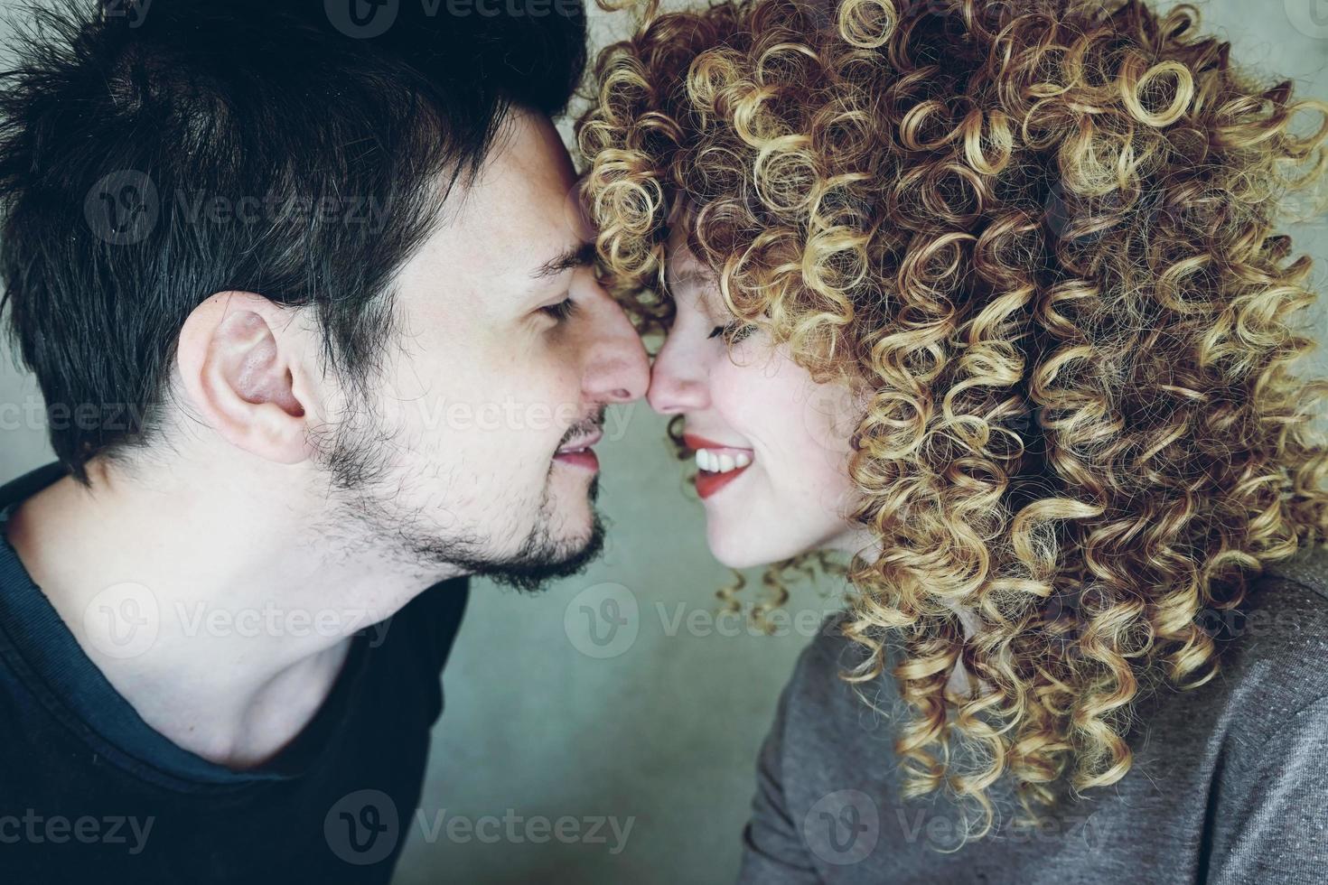 jeune couple relaxant et charmant ayant un beau moment ensemble photo