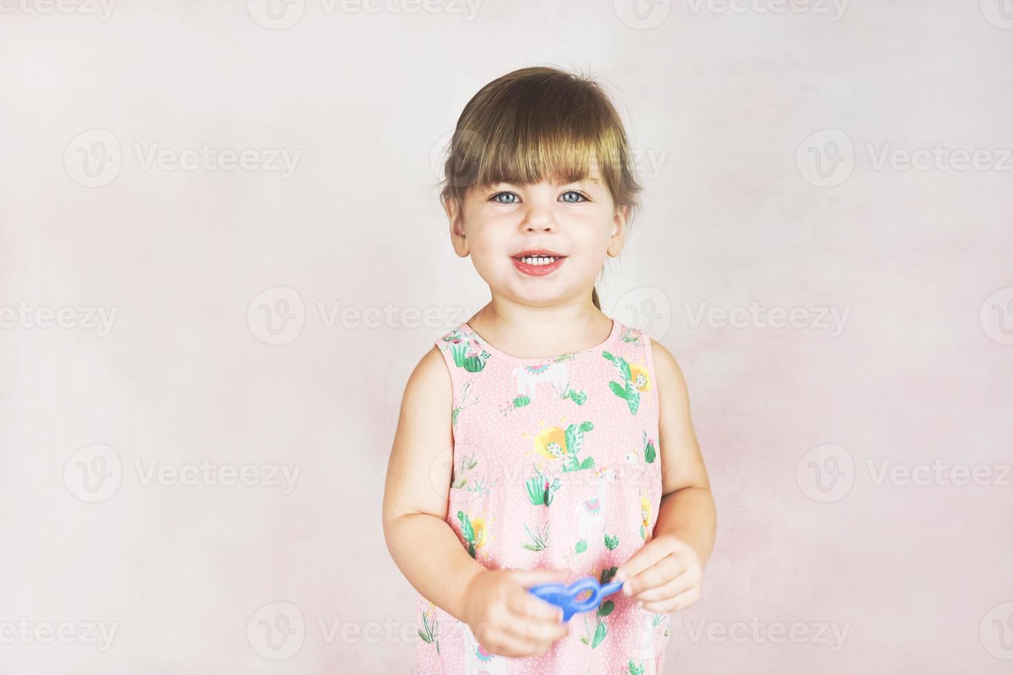 jeune petite et drôle de fille dans un studio shot photo