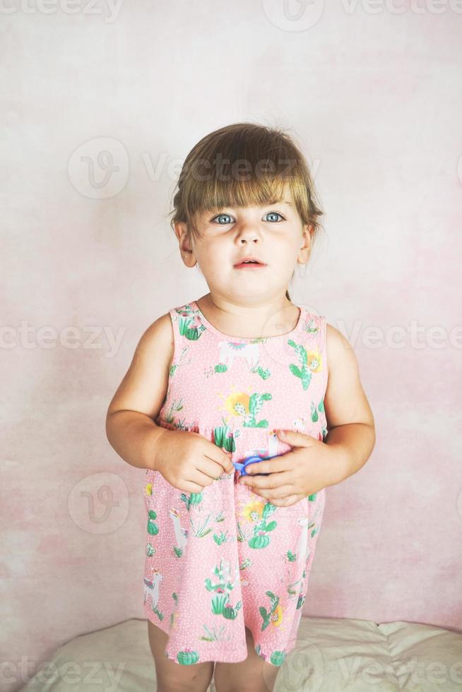 jeune petite et drôle de fille dans un studio shot photo