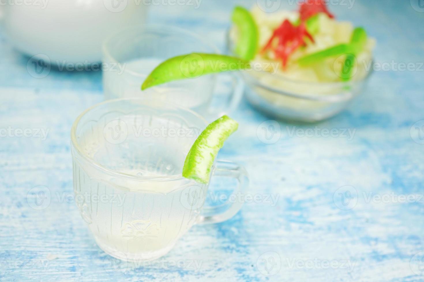 fruits secs et aloe vera séché avec soda froid photo