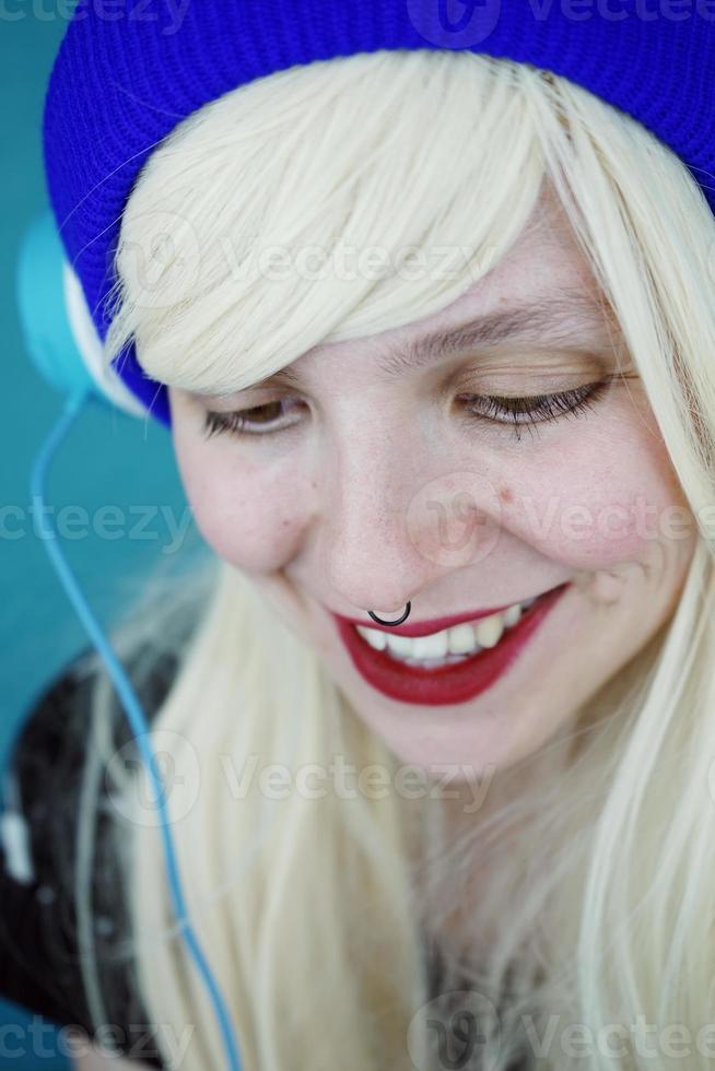 belle femme blonde écoutant de la musique photo