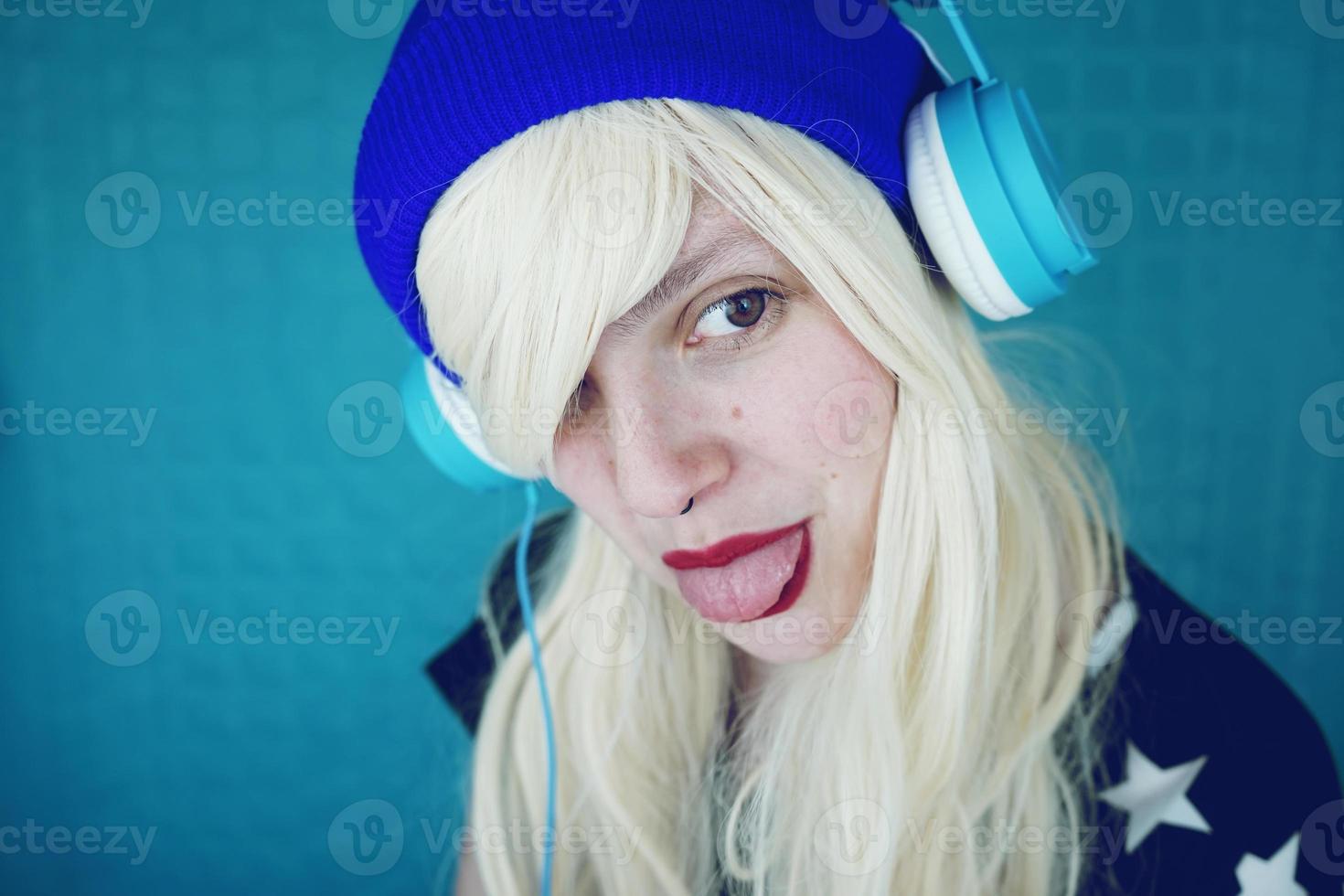 belle femme blonde écoutant de la musique photo
