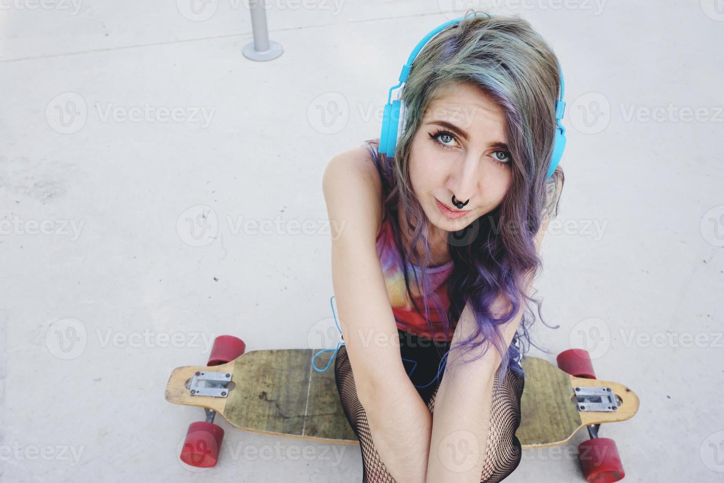 Femme patineuse adolescente dans un skate park photo
