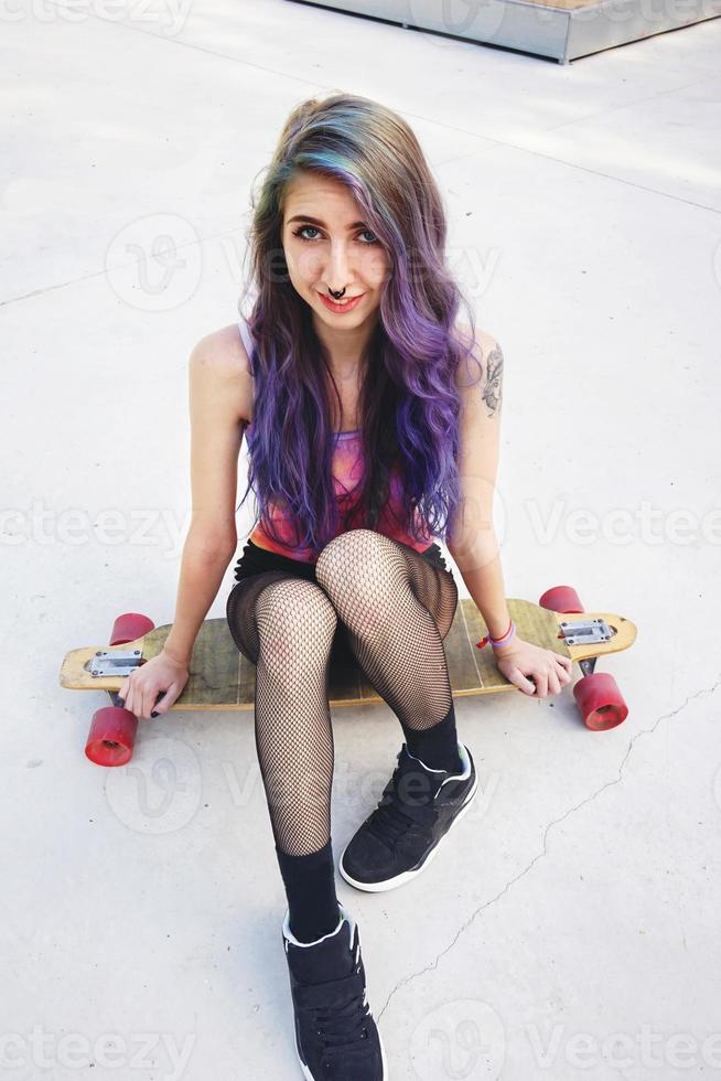 Femme patineuse adolescente dans un skate park photo