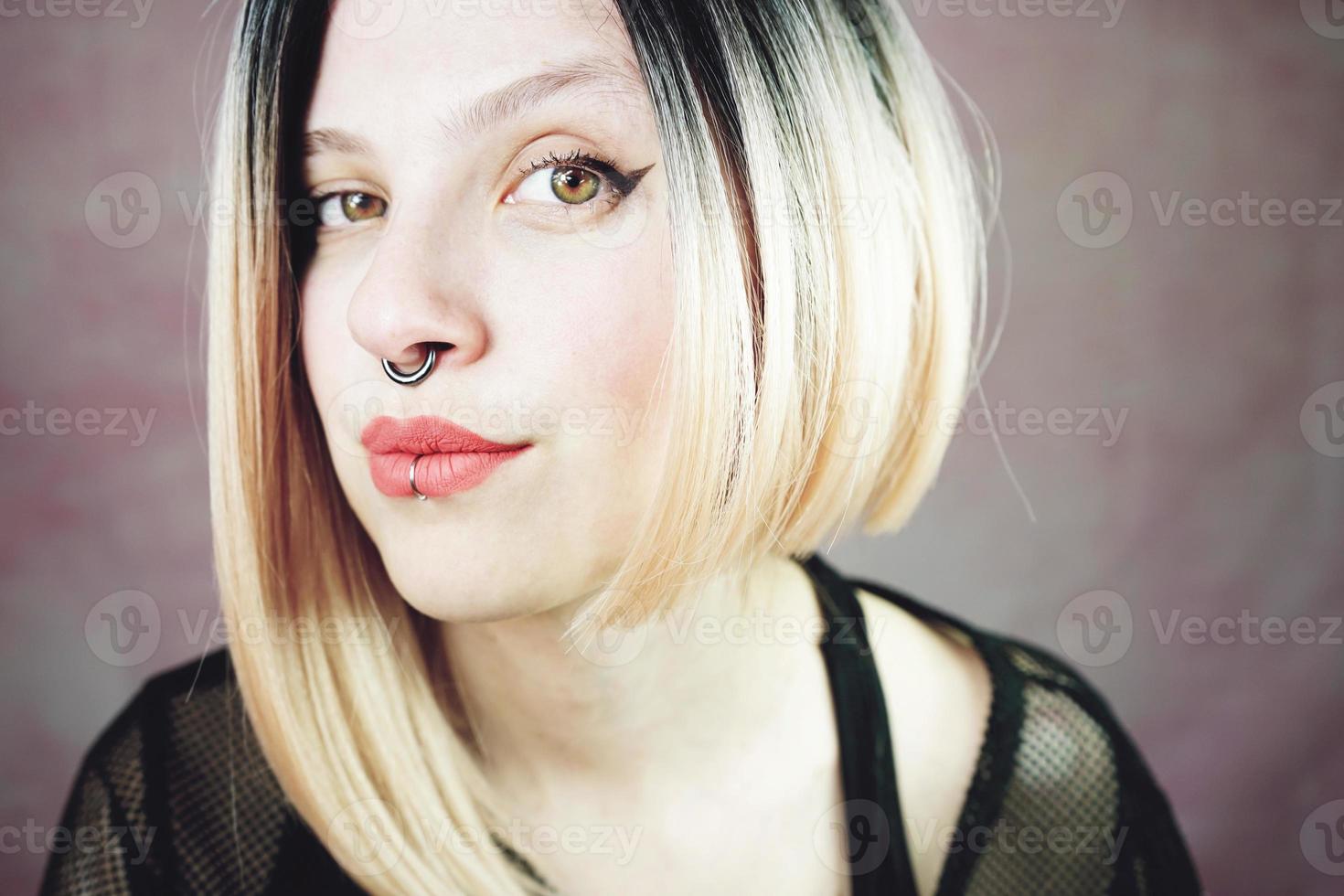 Jeune femme séduisante et punk avec une coiffure ombrée photo