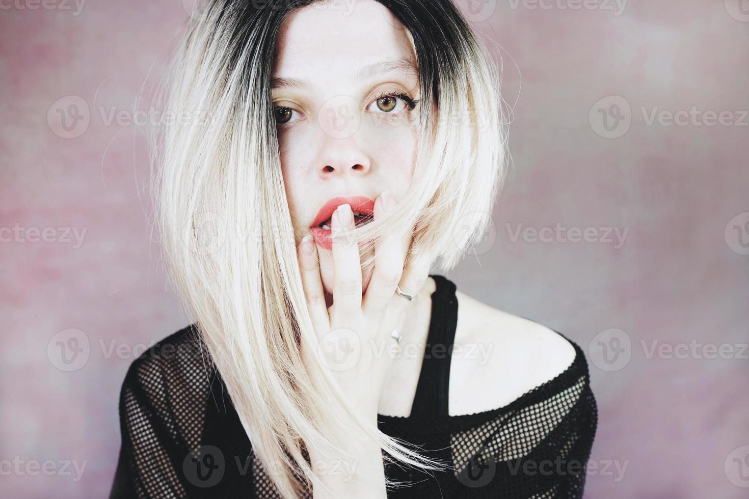 femme belle et cool avec une coiffure ombrée photo