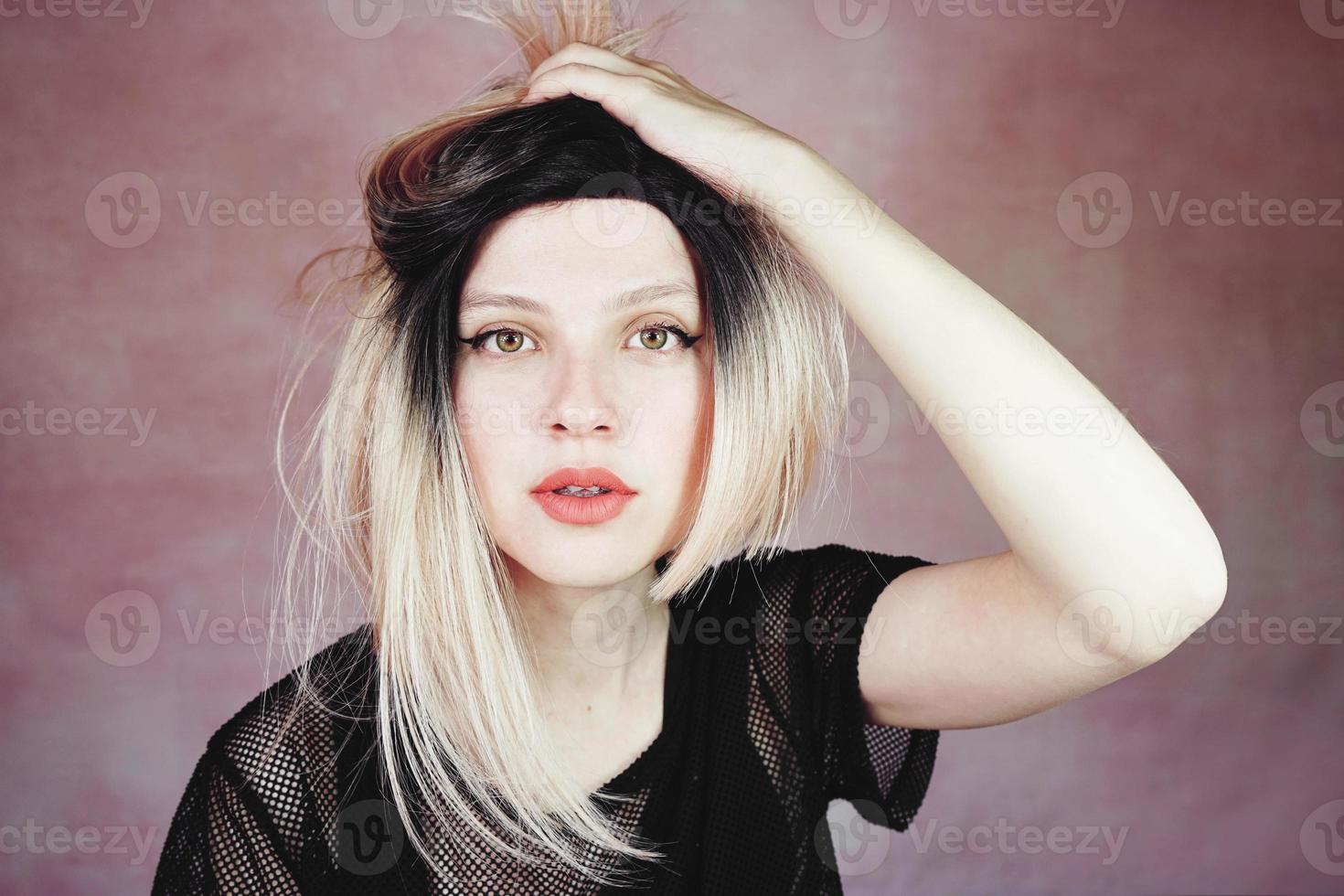 femme belle et cool avec une coiffure ombrée photo