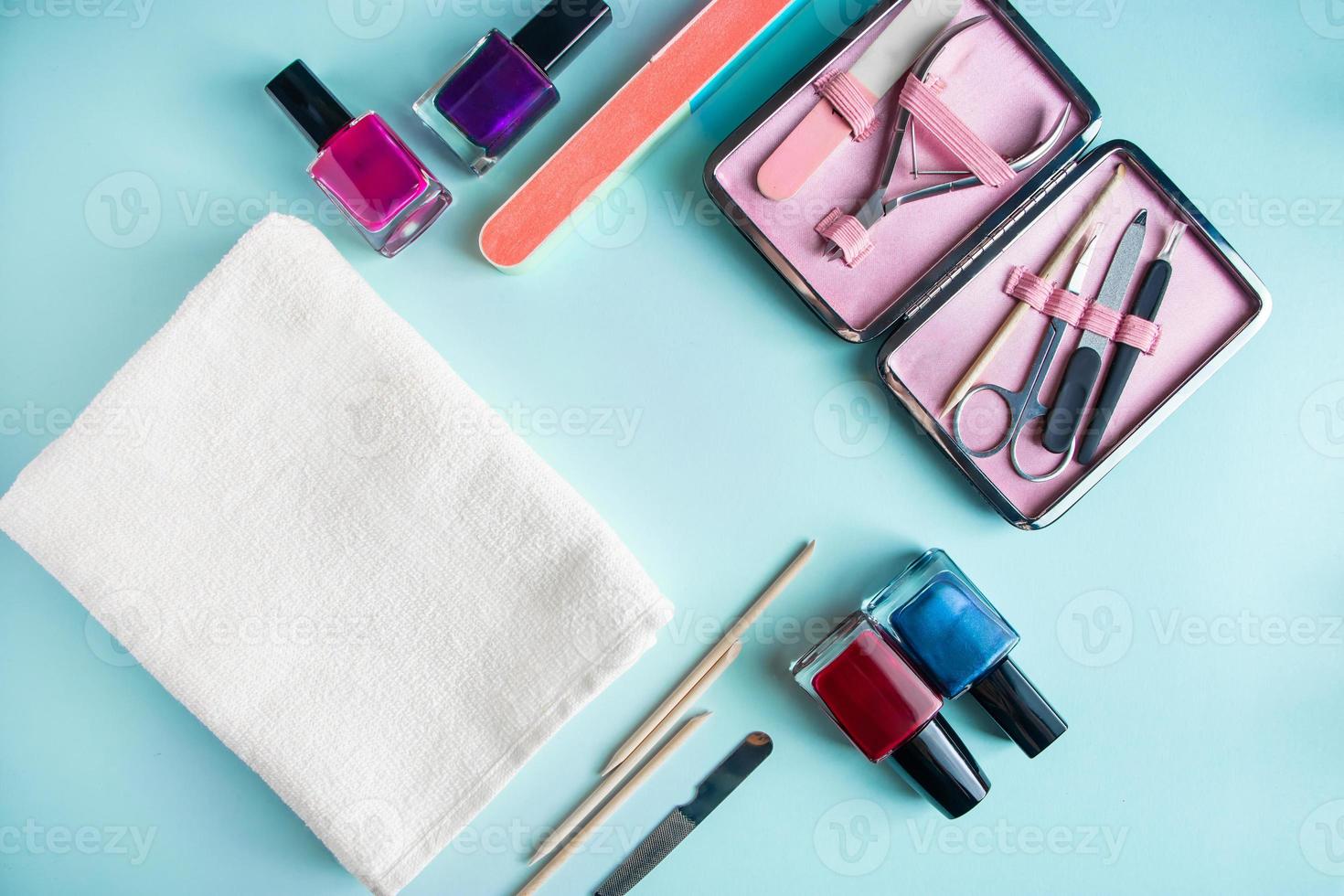 lieu de travail dans un salon de manucure un ensemble d'outils pour le soin des mains sur fond bleu photo