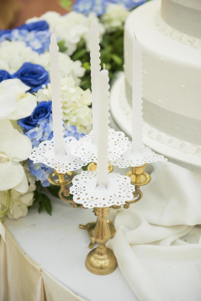 gâteau de mariage blanc avec fleur photo