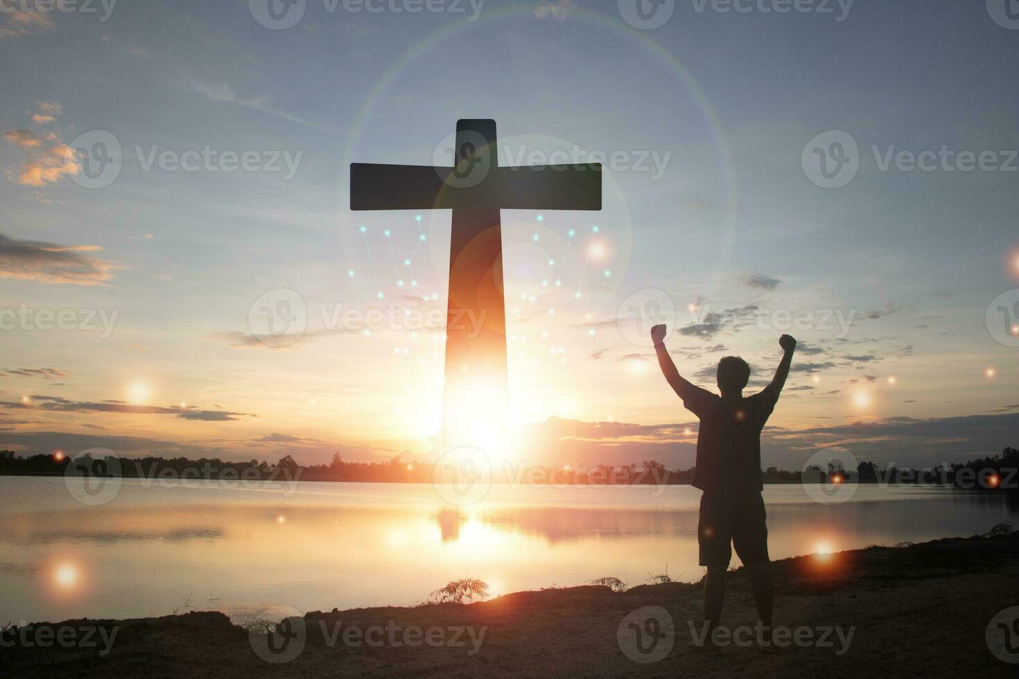 un homme lève les mains et se croise avec le coucher du soleil.elle est si calme espoir, respect, spirituel, crucifix, religion et paix.photo concept chrétien et espoir. photo