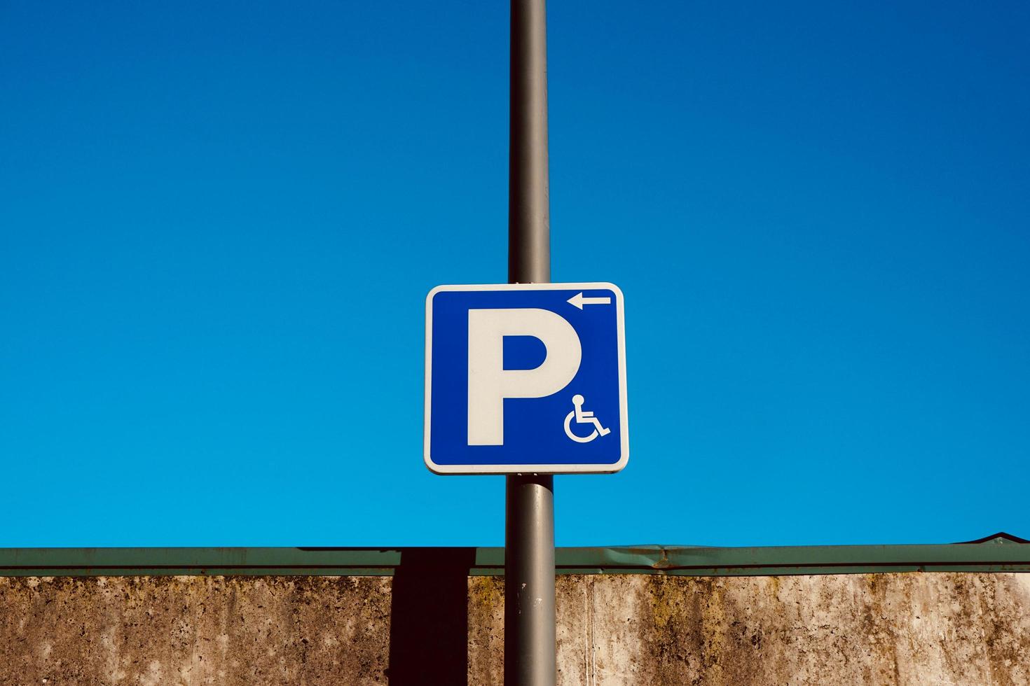 Feux de circulation en fauteuil roulant dans la rue photo