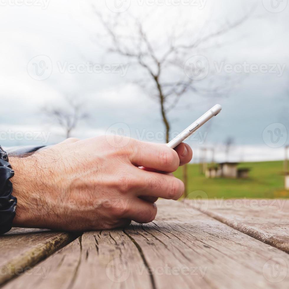 homme accro à un smartphone photo