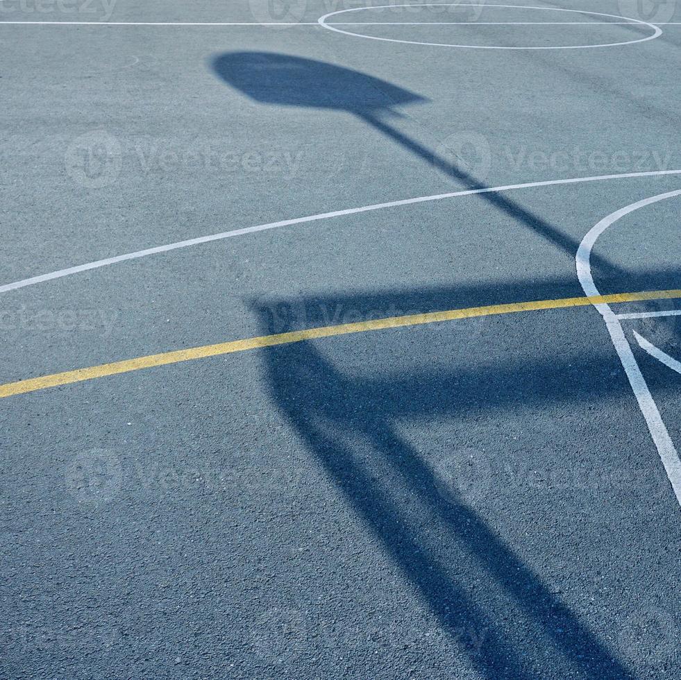 ombres du terrain de basket de rue photo